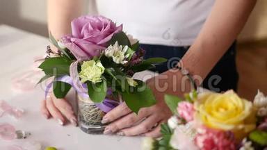可爱的粉红色玫瑰花束在一个小花瓶里，在一个美丽的年轻女孩的手中，4K